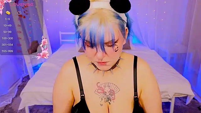 Snapshot of bluelunaray chatting on 09/25/25, 01:53 bluelunaray online show from 09/25/25, 01:53