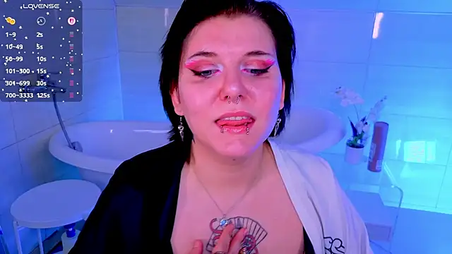 Snapshot of bluelunaray chatting on 11/22/25, 10:25 bluelunaray online show from 11/22/25, 10:25