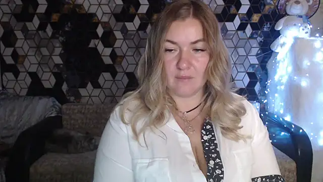 Snapshot of NikaSkylink chatting on 11/14/25, 08:18 NikaSkylink online show from 11/14/25, 08:18