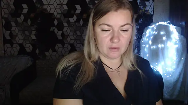 Snapshot of NikaSkylink chatting on 11/21/25, 08:07 NikaSkylink online show from 11/21/25, 08:07