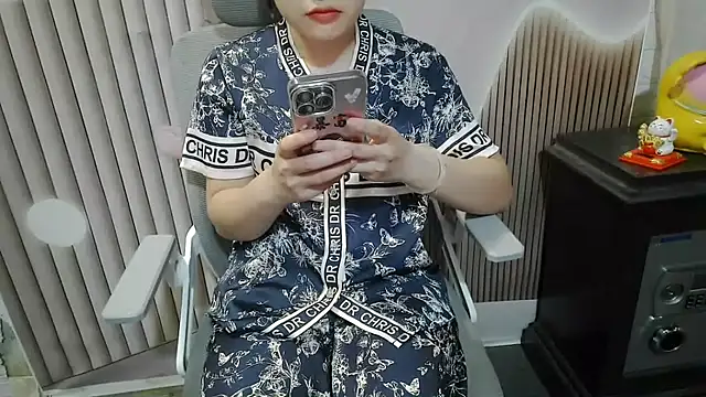 Snapshot of Emachiii chatting on 09/26/25, 12:47 Emachiii online show from 09/26/25, 12:47