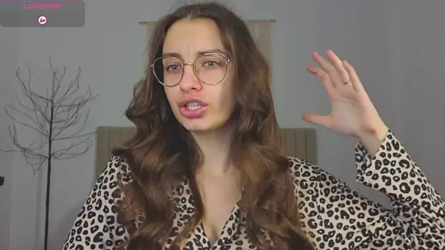 Snapshot of Real_cutie1 chatting on 11/24/25, 01:44 Real cutie1 online show from 11/24/25, 01:44