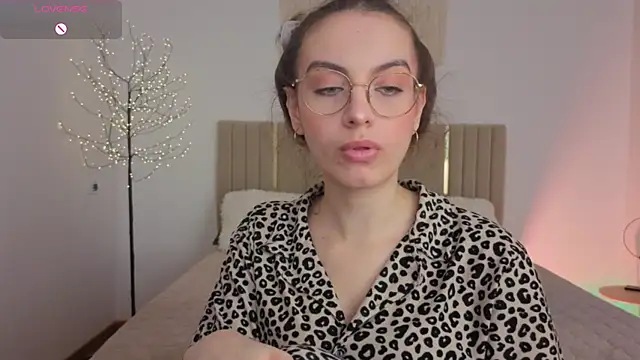Real cutie1 online show from 05/18/26, 01:06