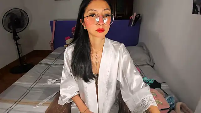 Snapshot of Anais_lux chatting on 05/15/26, 11:12 Anais lux online show from 05/15/26, 11:12