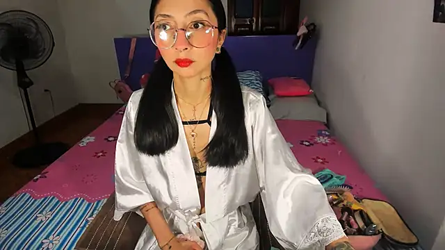 Snapshot of Anais_lux chatting on 05/17/26, 11:56 Anais lux online show from 05/17/26, 11:56