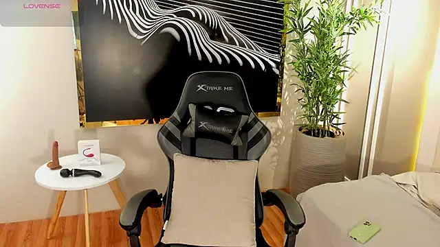 Snapshot of Skyyle_ chatting on 11/26/25, 12:28 Skyyle online show from 11/26/25, 12:28