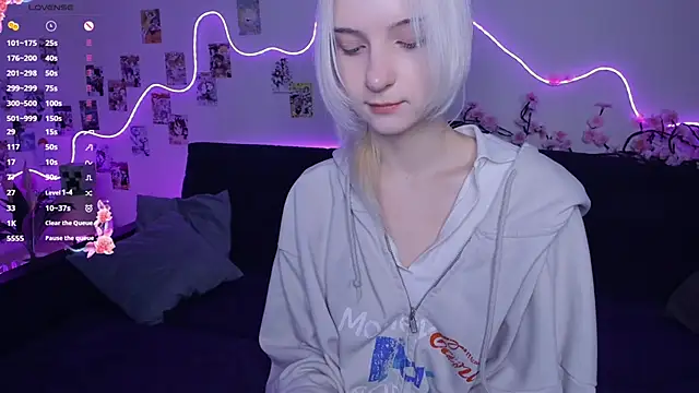 Snapshot of Megan--chan chatting on 11/16/25, 09:31 Megan--chan online show from 11/16/25, 09:31