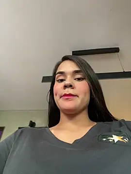 Snapshot of BellaLeclair chatting on 10/15/25, 04:29 BellaLeclair online show from 10/15/25, 04:29