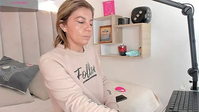 Clhoe Johnson online show from 10/03/25, 02:41