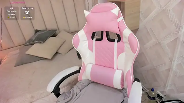 Clhoe Johnson online show from 12/22/25, 01:19