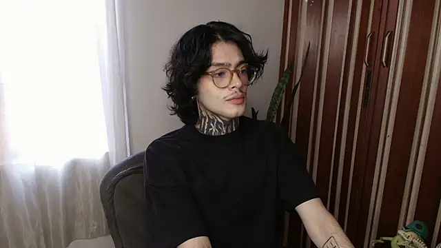 Snapshot of Mihail_leroy chatting on 06/06/26, 10:25 Mihail leroy online show from 06/06/26, 10:25