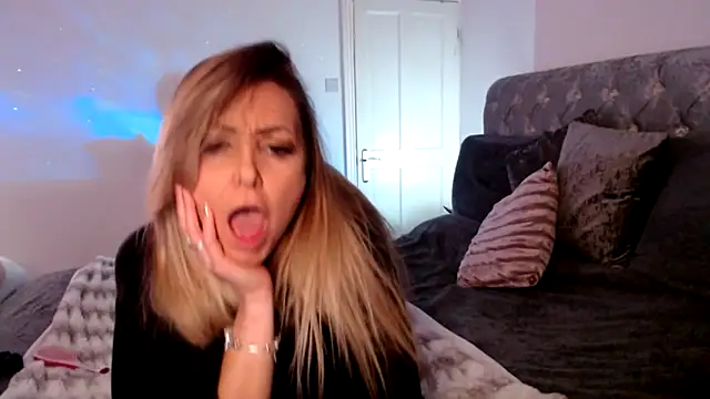 AngeleyesUK online show from 10/25/25, 01:13