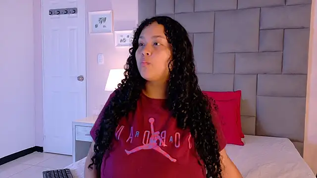 Snapshot of KITY_HILL chatting on 09/22/25, 04:47 KITY HILL online show from 09/22/25, 04:47