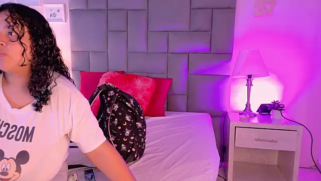 Snapshot of KITY_HILL chatting on 09/30/25, 05:23 KITY HILL online show from 09/30/25, 05:23