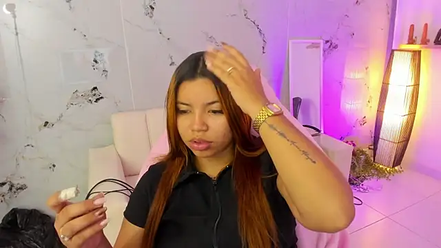 Snapshot of scarlett_enjoy1 chatting on 11/10/25, 01:32 scarlett enjoy1 online show from 11/10/25, 01:32