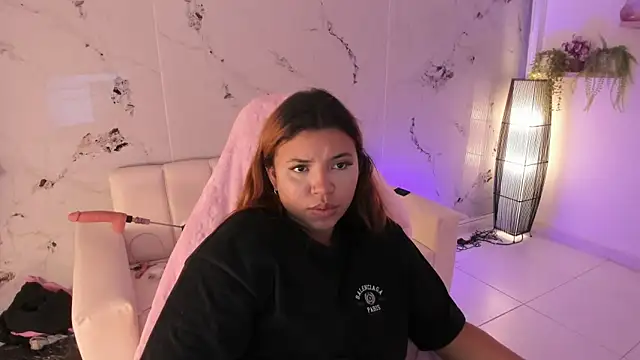 Snapshot of scarlett_enjoy1 chatting on 11/18/25, 02:43 scarlett enjoy1 online show from 11/18/25, 02:43