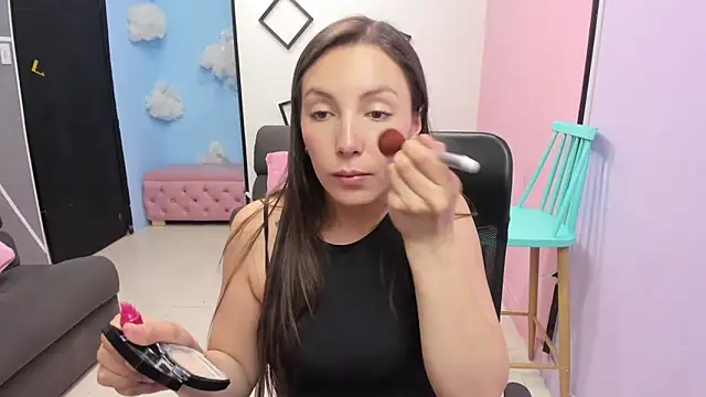 Snapshot of paula_miler1 chatting on 11/04/25, 01:43 paula miler1 online show from 11/04/25, 01:43