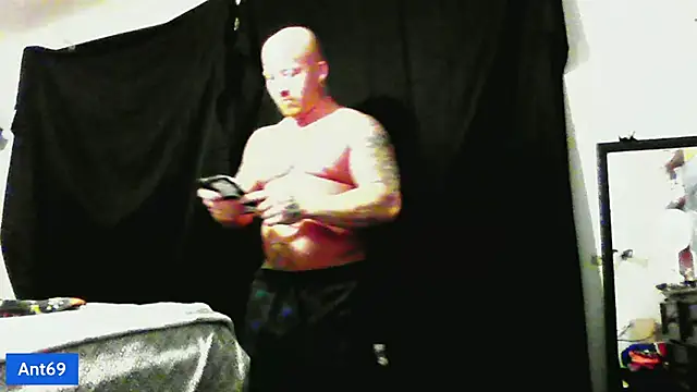 Snapshot of AntMeich6969 chatting on 09/28/25, 11:54 AntMeich6969 online show from 09/28/25, 11:54