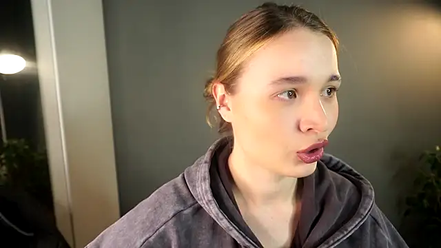 lisa schiele online show from 12/04/25, 09:01