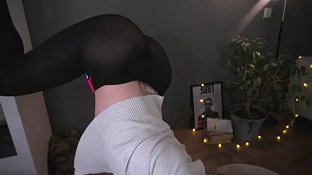 lisa schiele online show from 12/21/25, 08:16