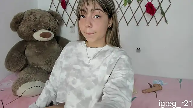 Snapshot of emma_grays2 chatting on 10/10/25, 04:00 emma grays2 online show from 10/10/25, 04:00