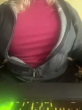 Snapshot of LunoviaXL chatting on 11/04/25, 11:20 LunoviaXL online show from 11/04/25, 11:20