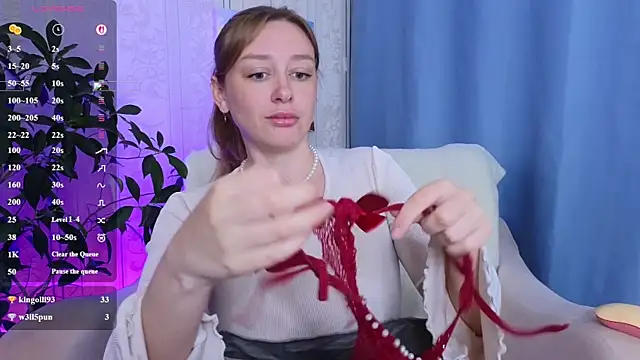 Snapshot of evashiny_ chatting on 06/19/26, 01:43 evashiny online show from 06/19/26, 01:43