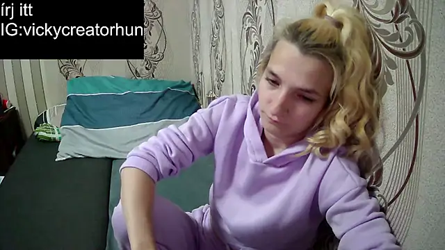 Snapshot of AlissaClark chatting on 07/09/26, 08:13 AlissaClark online show from 07/09/26, 08:13