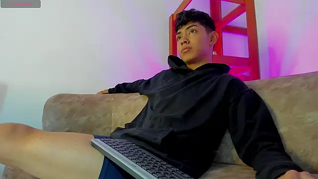 Snapshot of LoganTwink18 chatting on 12/19/25, 01:40 LoganTwink18 online show from 12/19/25, 01:40