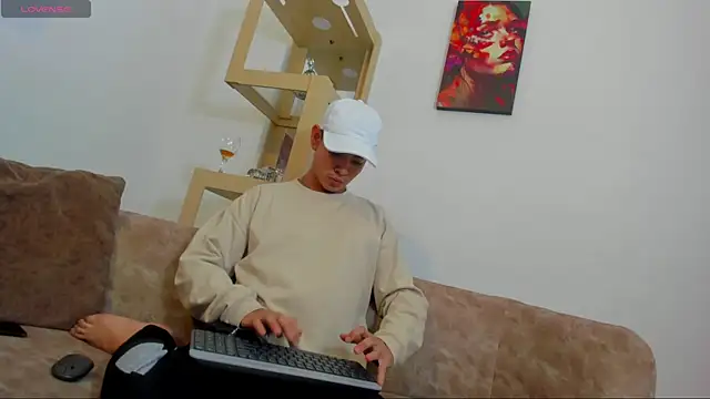 Snapshot of LoganTwink18 chatting on 01/11/26, 05:12 LoganTwink18 online show from 01/11/26, 05:12