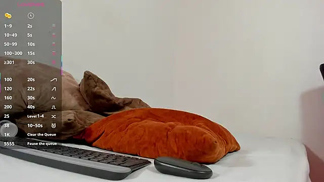 Snapshot of LoganTwink18 chatting on 01/15/26, 04:22 LoganTwink18 online show from 01/15/26, 04:22