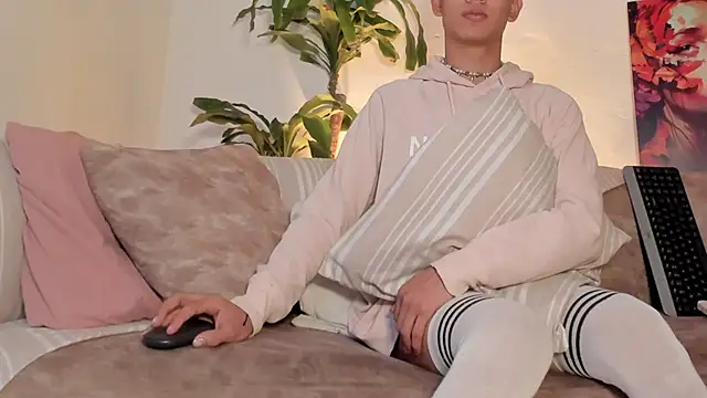 Snapshot of LoganTwink18 chatting on 02/13/26, 01:18 LoganTwink18 online show from 02/13/26, 01:18