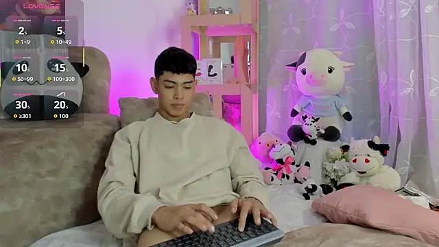 Snapshot of LoganTwink18 chatting on 02/14/26, 01:24 LoganTwink18 online show from 02/14/26, 01:24