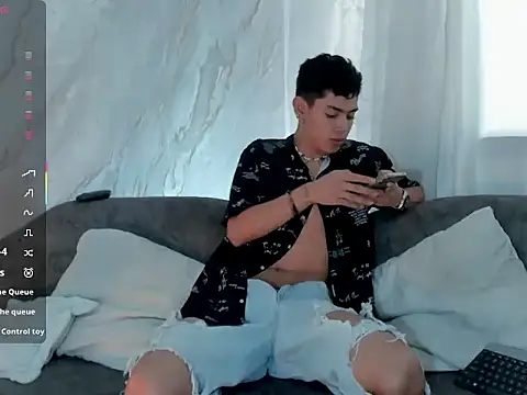 Snapshot of LoganTwink18 chatting on 02/22/26, 04:05 LoganTwink18 online show from 02/22/26, 04:05