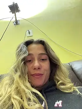 Snapshot of blond-96 chatting on 11/18/25, 02:06 blond-96 online show from 11/18/25, 02:06