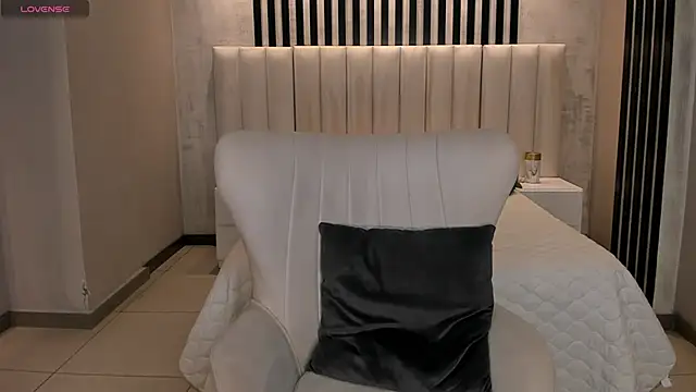 AmbarJames  online show from 04/04/26, 12:02