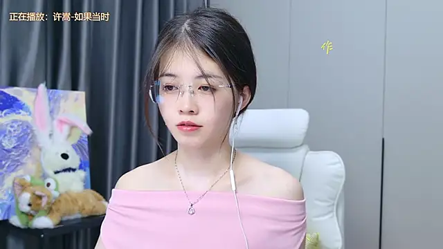 Snapshot of Qianqian-888 chatting on 10/15/25, 12:44 Qianqian-888 online show from 10/15/25, 12:44