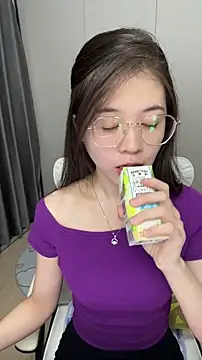 Snapshot of Qianqian-888 chatting on 11/14/25, 12:42 Qianqian-888 online show from 11/14/25, 12:42