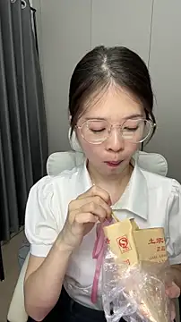 Snapshot of Qianqian-888 chatting on 12/01/25, 12:48 Qianqian-888 online show from 12/01/25, 12:48