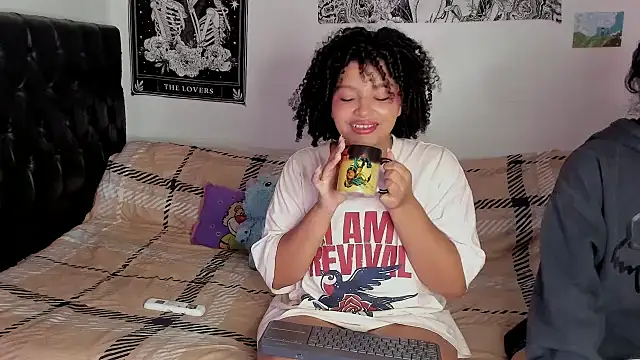 chloe kisses online show from 09/12/25, 10:26