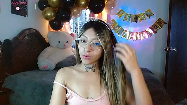 Snapshot of Hoolly_Jones chatting on 11/26/25, 02:07 Hoolly Jones online show from 11/26/25, 02:07