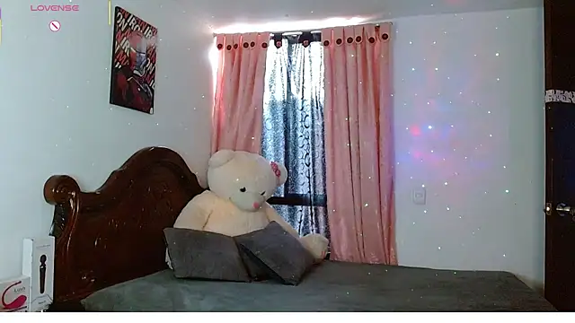 Snapshot of Hoolly_Jones chatting on 12/16/25, 03:28 Hoolly Jones online show from 12/16/25, 03:28