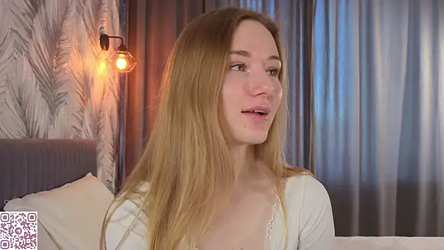 Snapshot of ElvinaRose chatting on 05/16/26, 04:31 ElvinaRose online show from 05/16/26, 04:31
