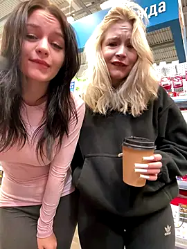 Snapshot of Cum_girlss chatting on 09/29/25, 04:06 Cum girlss online show from 09/29/25, 04:06