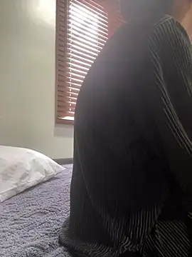 Snapshot of sabrina_v_ chatting on 01/13/26, 04:12 sabrina v online show from 01/13/26, 04:12