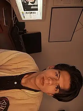 Snapshot of Friqui_Sex chatting on 11/04/25, 03:22 Friqui Sex online show from 11/04/25, 03:22