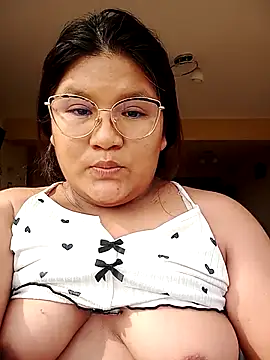 Snapshot of vea_m chatting on 04/01/26, 02:14 vea m online show from 04/01/26, 02:14