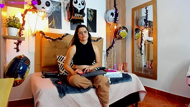 Snapshot of _samanthaa_foxx chatting on 10/19/25, 10:49 samanthaa foxx online show from 10/19/25, 10:49