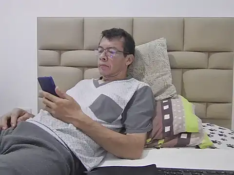 skinnylatino51 online show from 04/22/26, 12:13