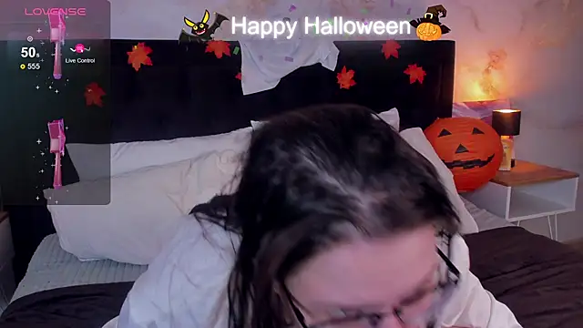 HelenDanvers online show from 10/30/25, 01:40